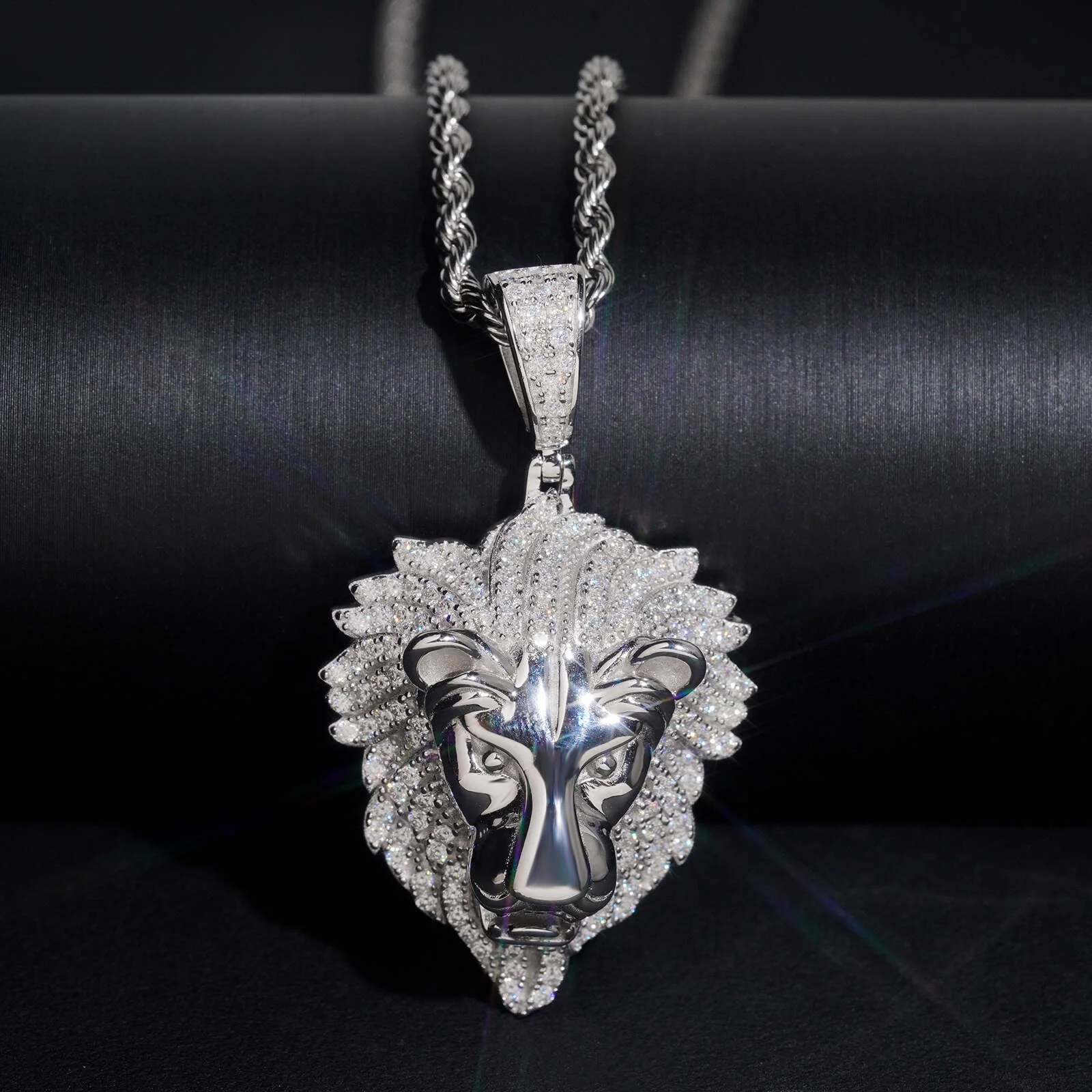 Small animal charm pendant in 925 silver with a claw-set moissanite, shown front on
